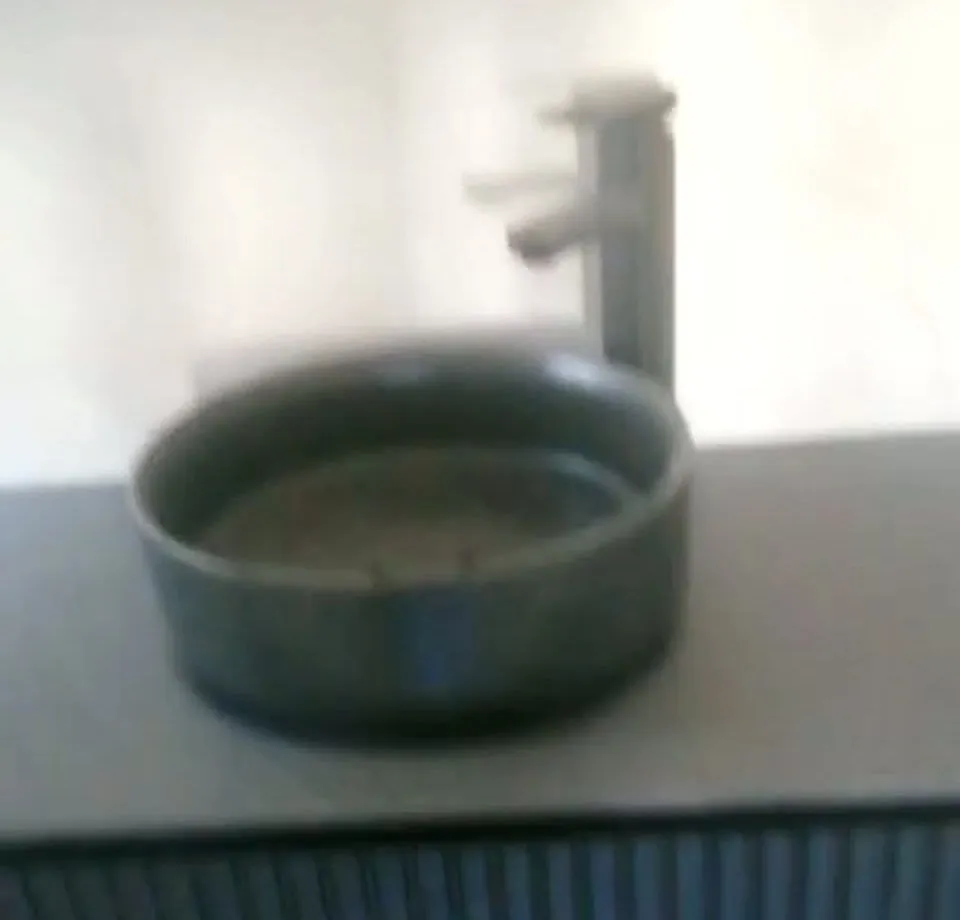 Lavabo redondo de sobre encimera y grifo alto sobre un mueble suspendido, en un baño reformado por Galipo Reformas