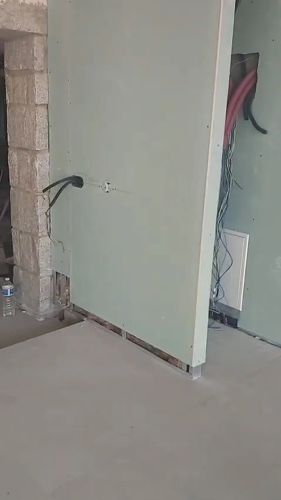 Pared de pladur hidrófugo con las instalaciones nuevas preparadas
