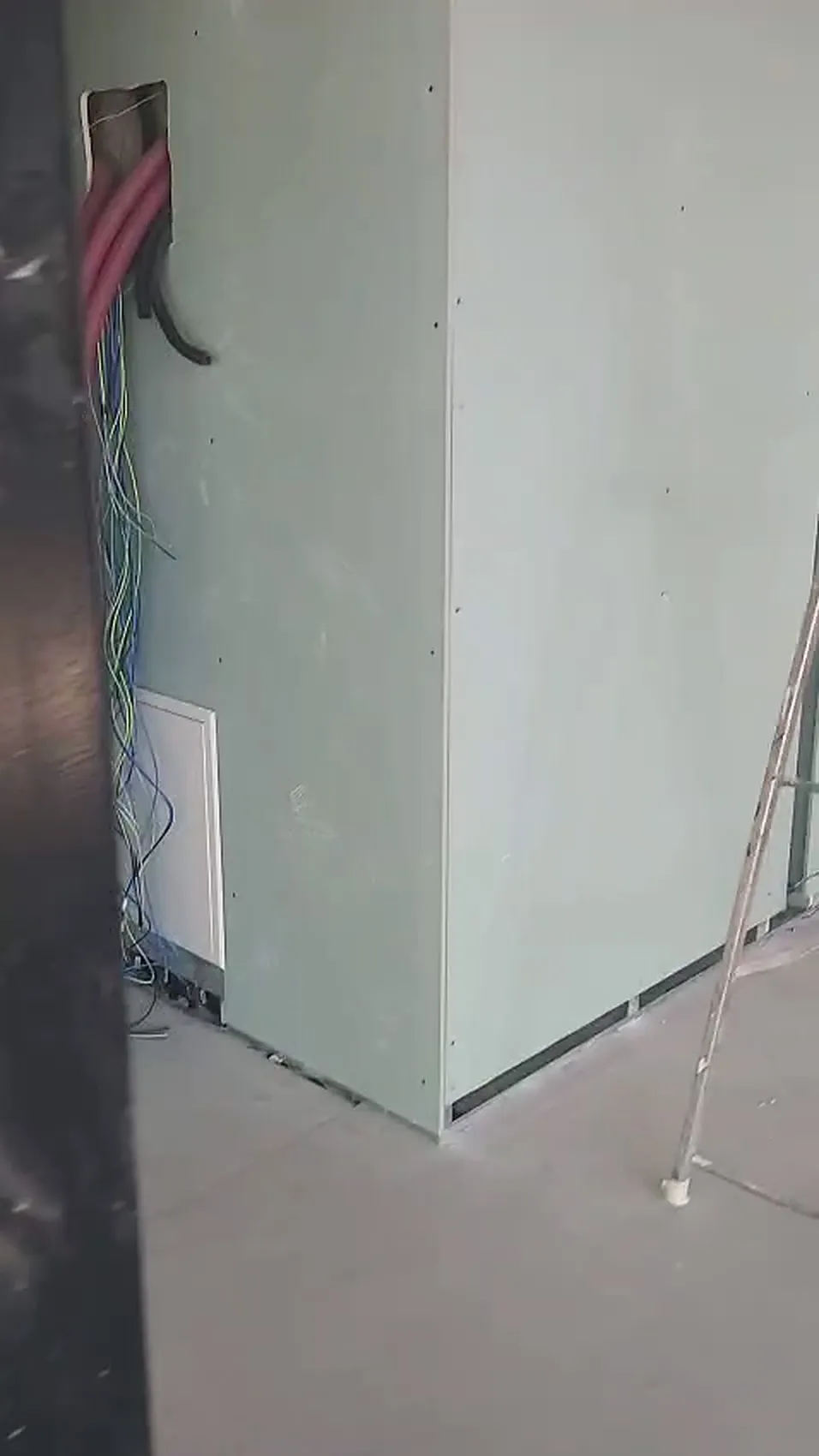 Instalación eléctrica nueva dentro de una pared de pladur antes de cerrarla