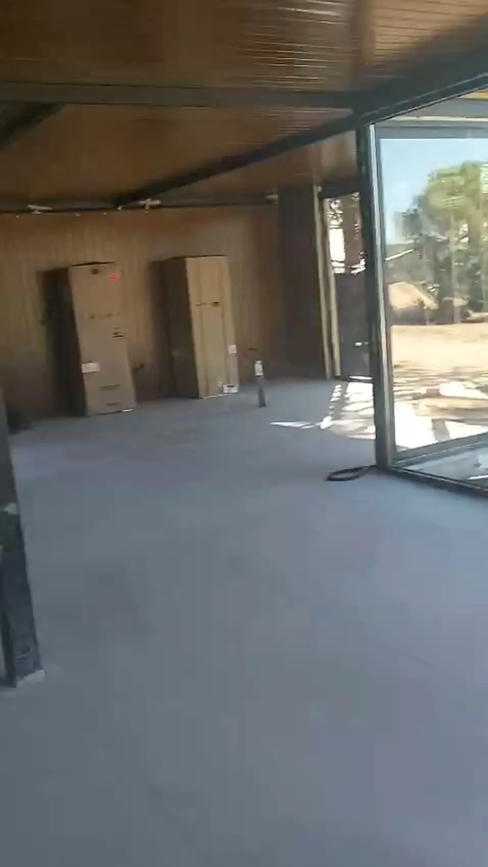 Interior de una obra en un chalet con suelo porcelánico nuevo, revestimiento de madera y estructura metálica