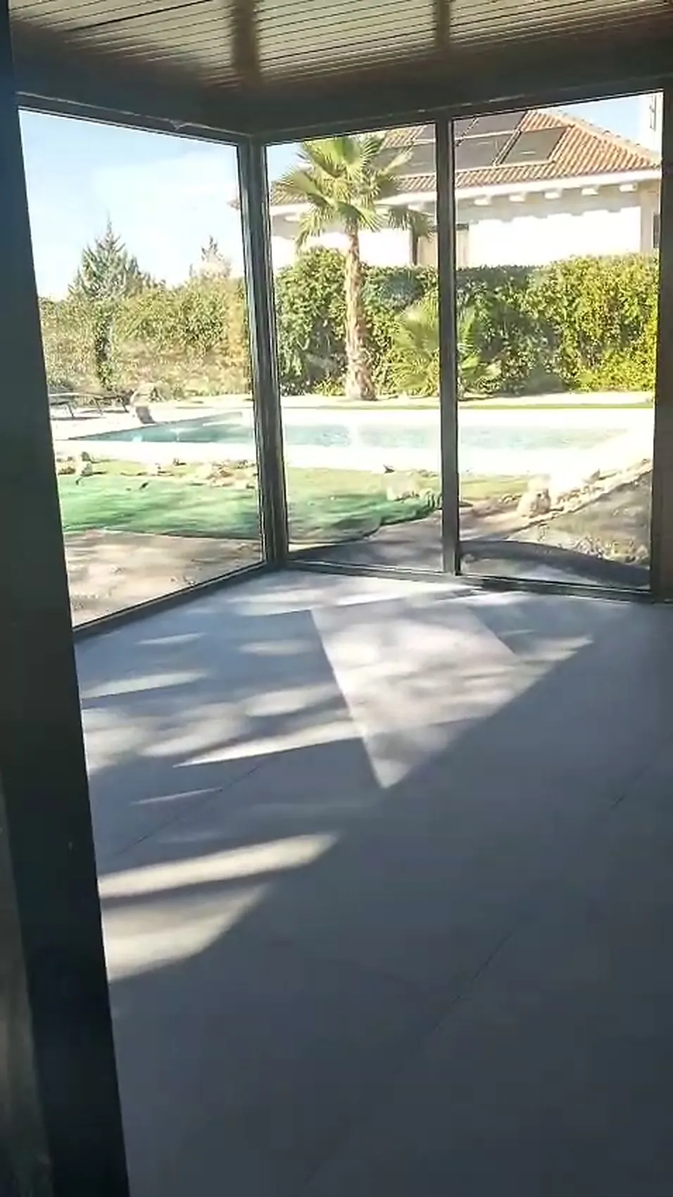 Pabellón acristalado junto a la piscina de un chalet, en una obra de Galipo Reformas