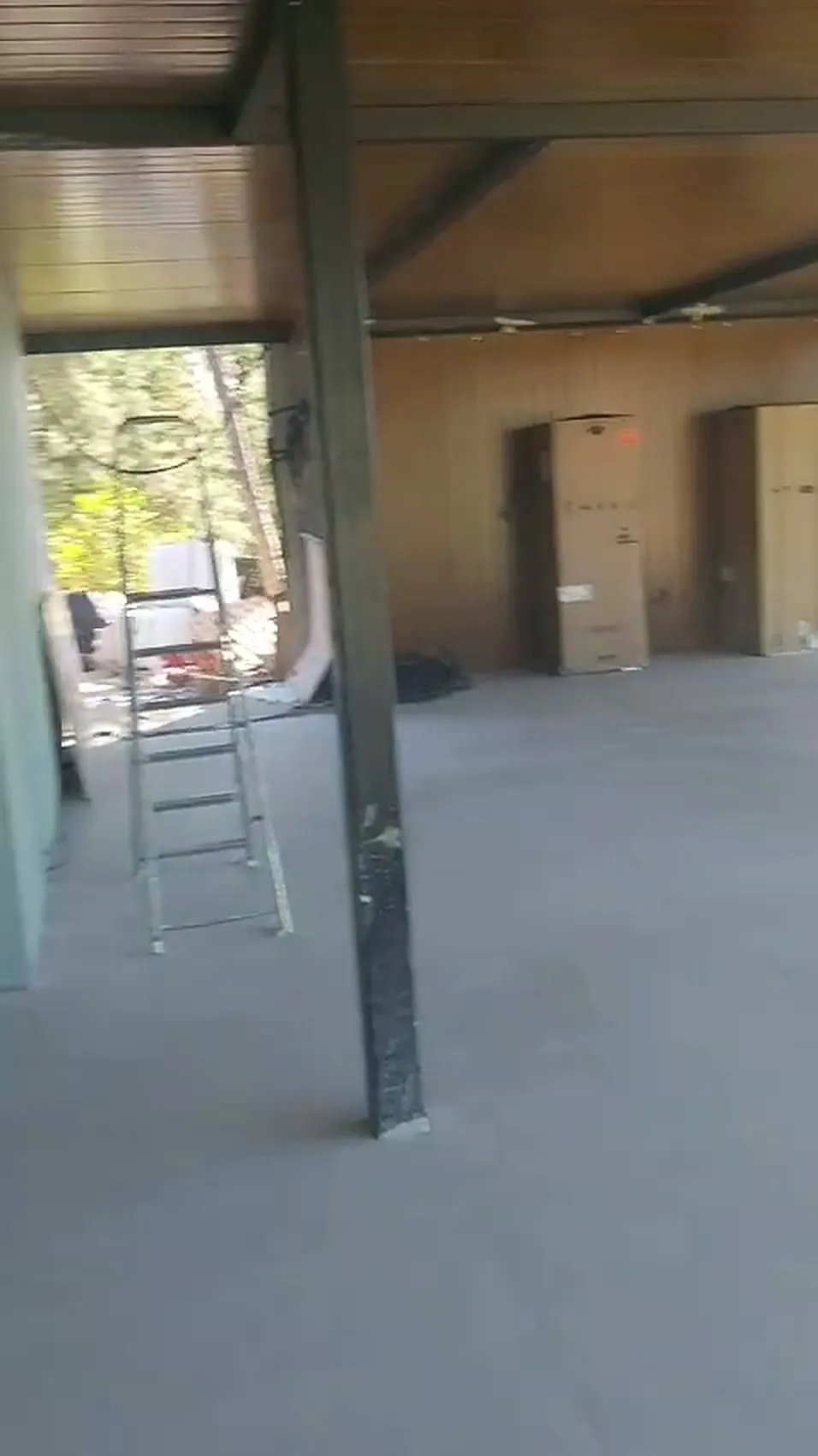Tabiques de pladur recién montados en el interior del pabellón